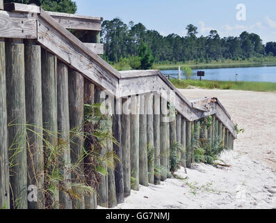 Sandy Holztreppe zu einem Strand in Florida mit Laub. Stockfoto