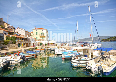 Insel Cres, Kroatien: Blick auf das Dorf Valun mit Hafen und Boote in der Abendsonne Stockfoto