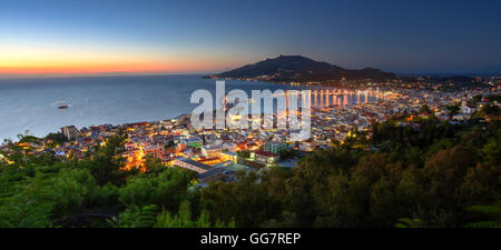 Wunderbaren Sonnenaufgang an der Spitze von einem Hügel in Zakynthos / Griechenland Stockfoto