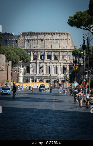 Rom, Italien. 3. August 2016. Das Kolosseum, gesehen durch die Via dei Fori Imperiali, bemerken wir die Anwesenheit der Strafverfolgung gegen den Terrorismus. Maximale Sicherheit des Terrorismus um das Kolosseum als Teil der neuen Anti-Terror-Maßnahmen nach den Anschlägen der letzten Perioden von Nizza in Frankreich, in Monaco von Bayern in Deutschland, das Kolosseum in der Überprüfung durch die italienische Armee hat Kräfte des "Previnere Handlungen des Terrorismus zu bestellen. © Andrea Ronchini/Pacific Press/Alamy Live-Nachrichten Stockfoto