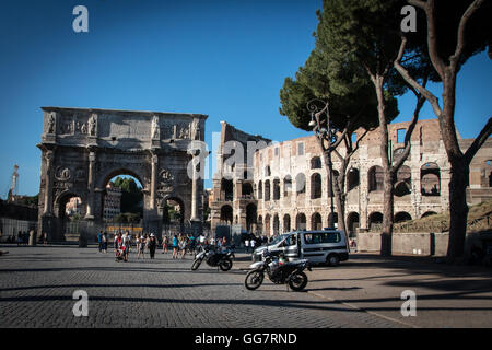 Rom, Italien. 3. August 2016. Maximale Sicherheit des Terrorismus um das Kolosseum als Teil der neuen Anti-Terror-Maßnahmen nach den Anschlägen der letzten Perioden von Nizza in Frankreich, in Monaco von Bayern in Deutschland, das Kolosseum in der Überprüfung durch die italienische Armee hat Ordnungskräfte, alle Terrorakte zu verhindern. © Andrea Ronchini/Pacific Press/Alamy Live-Nachrichten Stockfoto