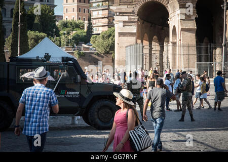 Rom, Italien. 3. August 2016. Die Präsenz dell'Esrcito Italienisch gegen Handlungen des Terrorismus. Maximale Sicherheit des Terrorismus um das Kolosseum als Teil der neuen Anti-Terror-Maßnahmen nach den Anschlägen der letzten Perioden von Nizza in Frankreich, in Monaco von Bayern in Deutschland, das Kolosseum in der Überprüfung durch die italienische Armee hat Ordnungskräfte, alle Terrorakte zu verhindern. © Andrea Ronchini/Pacific Press/Alamy Live-Nachrichten Stockfoto