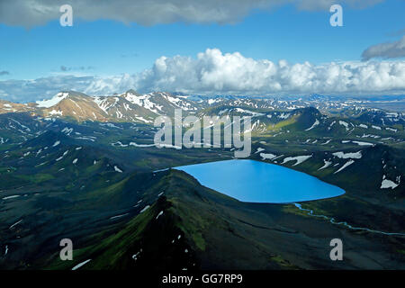 Luftaufnahme von Rhyolith Berge bedeckt teilweise in Schnee und See, Landmannalaugar, Fjallabak Naturschutzgebiet, Island Stockfoto