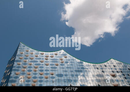 Die Elbphilharmonie Concert Hall, Hamburg, Deutschland. Von den Architekten Herzog & de Meuron entworfen. Detail der Glasfassade. Stockfoto