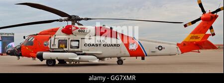 US Coast Guard MH-60 Jayhawk Rettungshubschrauber geparkt auf dem Laufsteg Stockfoto