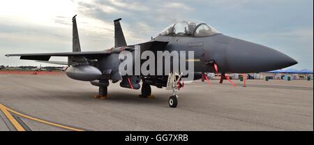 Air Force F-15E Strike Eagle Kampfjet auf einer Startbahn Stockfoto