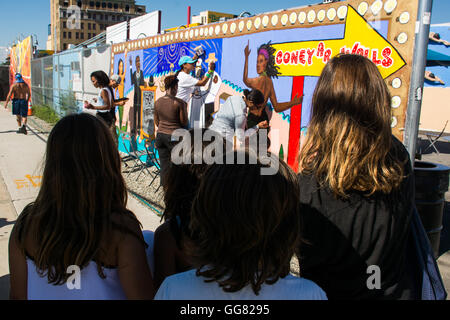 Brooklyn, USA. 3. August 2016. Coney Wände Host Student Kunst Kunstprogramm mit kollektiven gedeihen und renommierte Künstlerin Marie Roberts. Brooklyn, New York Mittwoch, 3. August 2016. Bildnachweis: Angel Zayas/Pacific Press/Alamy Live-Nachrichten Stockfoto