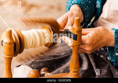 Alte Spinnerei Baumwolle der traditionellen Form auf einen Handwerker Markt. Stockfoto
