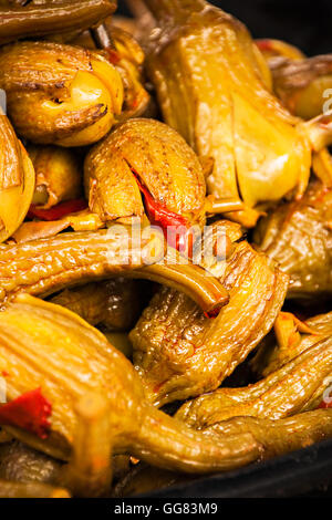 Auberginen-Closeup in Marinade aus einem traditionellen Markt. Vertikales Bild. Stockfoto