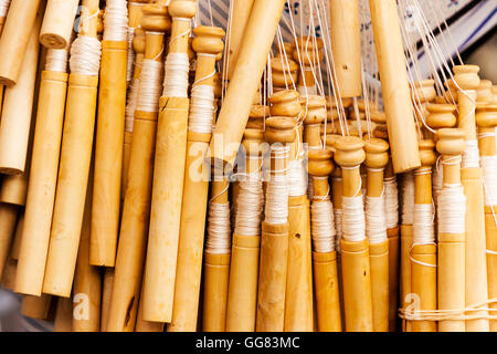 Klöppel Spitzen Detail auf einen Handwerker Markt. Stockfoto