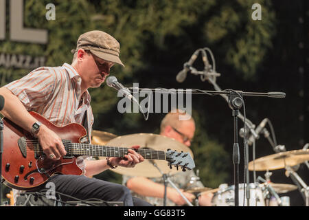 Rom, Italien. 3. August 2016. Kurt Rosenwinkel an der Gitarre, Tim Motzer an der Gitarre und Synthesizer und Joost Potocka am Schlagzeug, live gespielt in der Casa del Jazz in Rom während der Überprüfung MusicaSummertime 2016. © Leo Claudio De Petris/Pacific Press/Alamy Live-Nachrichten Stockfoto