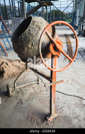 Tragbare Mixer mit Beton oder Mörtel. Nahaufnahme Foto Stockfoto