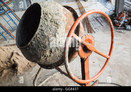 Tragbare Betonmischer. Nahaufnahme Foto mit selektiven Fokus Stockfoto