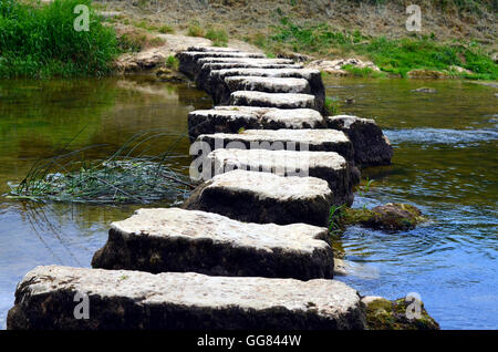 Nahaufnahme von Stepstones einen kleinen Fluss überqueren Stockfoto