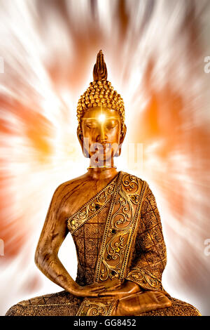 Golden Buddha meditierend auf abstrakten Hintergrund Stockfoto