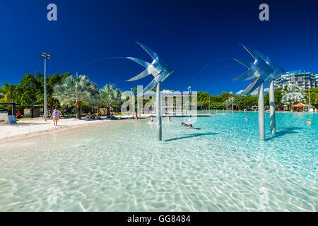 CAIRNS, AUSTRALIEN - 27. MÄRZ 2016. Tropischen Badelagune an der Esplanade in Cairns mit künstlich angelegten Strand, Queensland, Australien Stockfoto