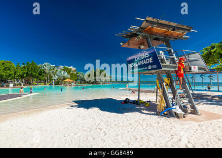 CAIRNS, AUSTRALIEN - 27. MÄRZ 2016. Tropischen Badelagune an der Esplanade in Cairns mit künstlich angelegten Strand, Queensland, Australien Stockfoto