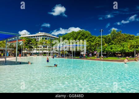 CAIRNS, AUSTRALIEN - 27. MÄRZ 2016. Tropischen Badelagune an der Esplanade in Cairns mit künstlich angelegten Strand, Queensland, Australien Stockfoto