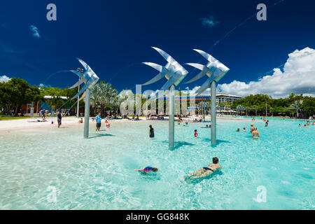 CAIRNS, AUSTRALIEN - 27. MÄRZ 2016. Tropischen Badelagune an der Esplanade in Cairns mit künstlich angelegten Strand, Queensland, Australien Stockfoto