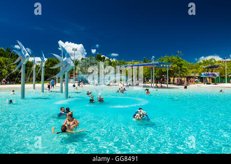 CAIRNS, AUSTRALIEN - 27. MÄRZ 2016. Tropischen Badelagune an der Esplanade in Cairns mit künstlich angelegten Strand, Queensland, Australien Stockfoto