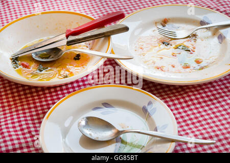 am Ende der Mahlzeit ...einige schmutziges Geschirr mit Sauce auf einige Platten verschmiert Stockfoto