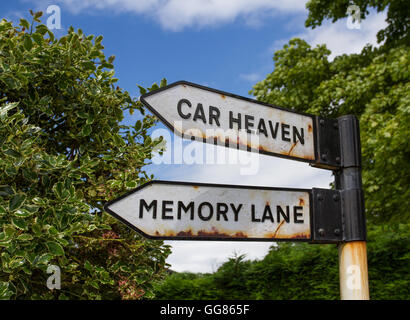 Eine rostige, alte Straße Zeichen in der Landschaft, den Weg zu Auto Himmel und Memory Lane. Stockfoto