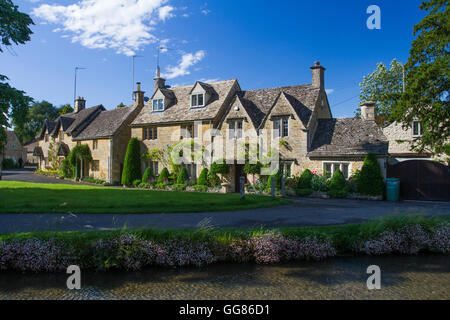 Reihen von traditionellen Steinhäusern im Dorf Lower Slaughter in der beliebten touristischen Bereich der Cotswolds in Großbritannien. Stockfoto