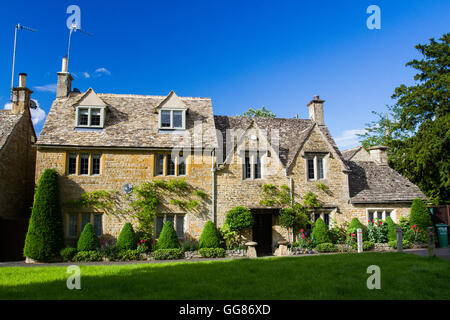 Reihen von traditionellen Steinhäusern im Dorf Lower Slaughter in der beliebten touristischen Bereich der Cotswolds in Großbritannien. Stockfoto