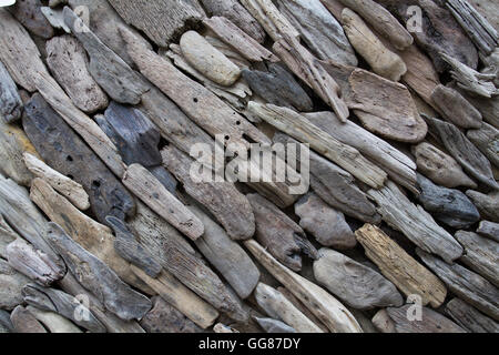 Eine graue, abstraktere Hintergrund aus alten Treibholz gefertigt und in einem diagonalen Muster angeordnet. Stockfoto