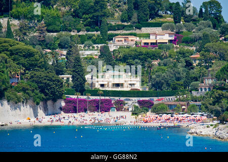 Häuser und Wohnungen mit Blick auf einen Strand in Villefranche-Sur-Mur an der Cote d ' Azur in Frankreich Stockfoto