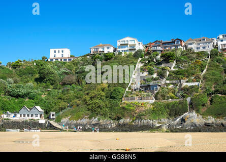 Häuser mit Blick auf Crantock Beach in Cornwall, England, UK Stockfoto