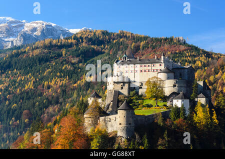 Werfen: Burg Hohenwerfen, im Hintergrund Mount Hochkönig, Österreich, Salzburg, Pongau Stockfoto