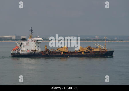 Ein Schlepper/Bagger Typ Boot im Solent nahe Marina Cowes auf der Isle Of Wight Stockfoto