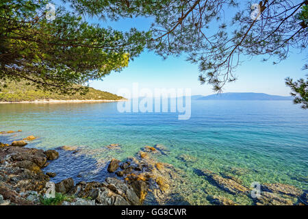 Insel Cres, Istrien Kroatien: Blick von der Strandpromenade zum Adriatischen Meer in der Nähe von Dorf Valun Stockfoto