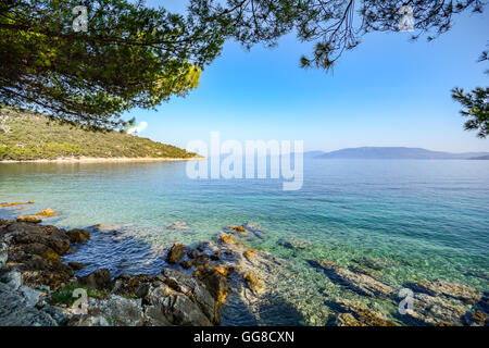 Insel Cres, Istrien Kroatien: Blick von der Strandpromenade zum Adriatischen Meer in der Nähe von Dorf Valun Stockfoto