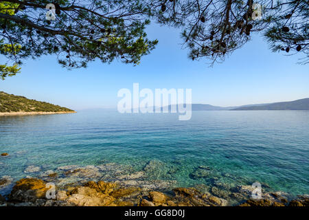 Insel Cres, Istrien Kroatien: Blick von der Strandpromenade zum Adriatischen Meer in der Nähe von Dorf Valun Stockfoto