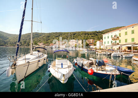 Insel Cres, Kroatien: Blick auf das Dorf Valun mit Hafen und Boote in der Abendsonne Stockfoto