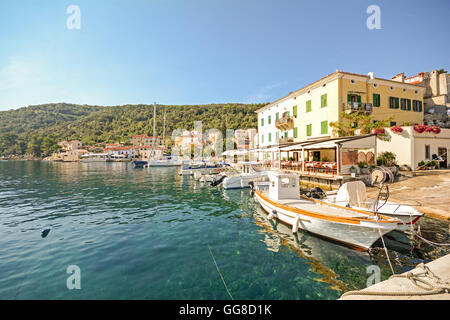 Insel Cres, Kroatien: Blick auf das Dorf Valun mit Hafen und Boote in der Abendsonne Stockfoto