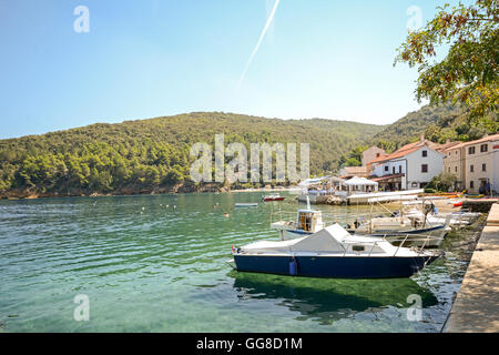 Insel Cres, Kroatien: Blick auf das Dorf Valun mit Hafen und Boote in der Abendsonne Stockfoto