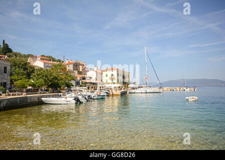 Insel Cres, Kroatien: Blick auf das Dorf Valun mit Hafen und Boote in der Abendsonne Stockfoto