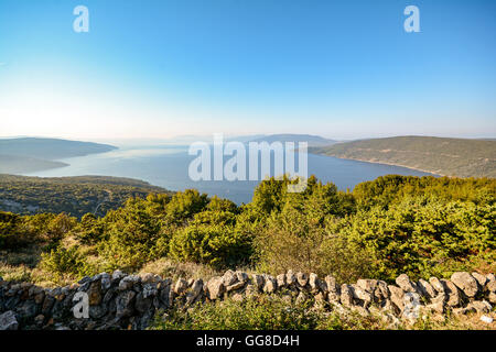 Insel Cres, Istrien Kroatien: Blick auf eine einsame Bucht in der Nähe von Cres Stadt in der Abendsonne Stockfoto