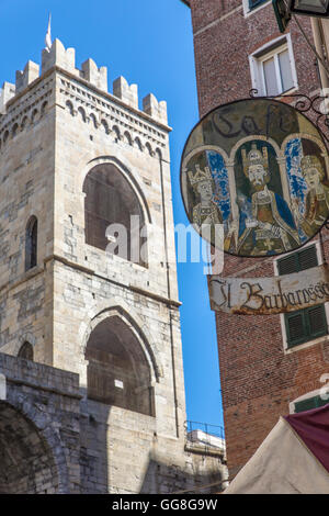 Turm und Bar in der Nähe von Soprana Tor, Genua, Genua, Ligurien, Cinque Terre, Italien, Europa, EU Stockfoto