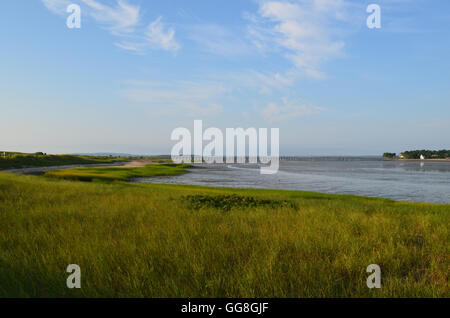 Sommerhimmel über Duxbury Bucht mit Sand und Sumpfgras. Stockfoto