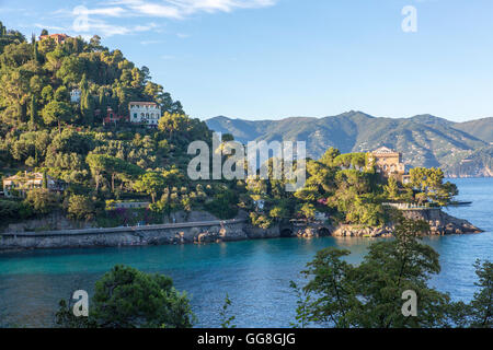 Portofino - eine Hafenstadt in Ligurien am Mittelmeer mit vielen Yachten. Portofino, Levante, Ligurien, Cinque Terre, Italien, Stockfoto