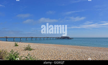 Der Kiesstrand am Deal am Ärmelkanal, in Kent mit Blick auf den Pier, auf einem schönen britischen Sommertag. Stockfoto