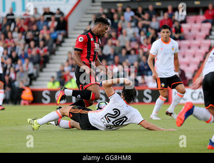 Vitalität-Stadion, Bournemouth, UK. 3. August 2016. Vorsaison Fußball Freundschaftsspiel. AFC Bournemouth gegen Valencia. Bournemouth nach vorne Jardan Ibe ist Foul von Valencias Lucas Orban Credit: Action Plus Sport/Alamy Live News Stockfoto