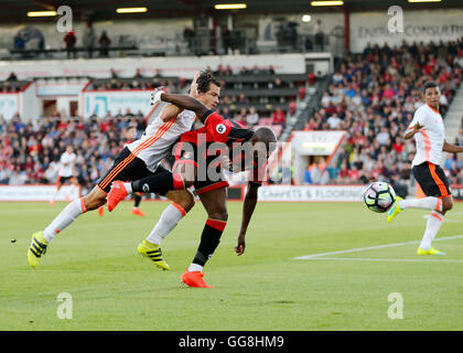 Vitalität-Stadion, Bournemouth, UK. 3. August 2016. Vorsaison Fußball Freundschaftsspiel. AFC Bournemouth gegen Valencia. Bournemouths Benik Afobe ist Foul von Valencias Lucas Orban Credit: Action Plus Sport/Alamy Live News Stockfoto