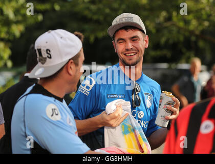 Vitalität-Stadion, Bournemouth, UK. 3. August 2016. Vorsaison Fußball Freundschaftsspiel. AFC Bournemouth gegen Valencia. Valencia-Fans zu sehen, wie ihr Team bei der Vitalität Stadion Kredit kommt aufgeregt: Action Plus Sport/Alamy Live News Stockfoto