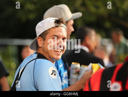 Vitalität-Stadion, Bournemouth, UK. 3. August 2016. Vorsaison Fußball Freundschaftsspiel. AFC Bournemouth gegen Valencia. Valencia-Fans zu sehen, wie ihr Team bei der Vitalität Stadion Kredit kommt aufgeregt: Action Plus Sport/Alamy Live News Stockfoto