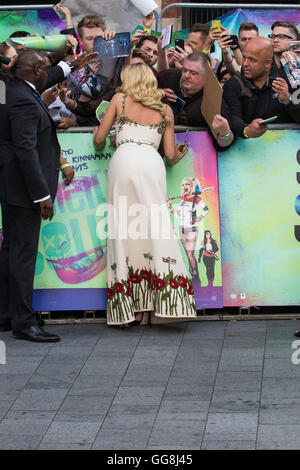 Leicester Square, London, 3. August 2016. Hunderte von Fans begrüßen die Stars der Suicide Squad an Europa-Premiere des Films am Londoner Leicester Square. Teilnahme an Sternen gehören: Jared Leto, Joel Kinnaman, Jai Courtney, Jay Hernandez, Adewale Akinnuoye-Agbaje, Cara Delevingne, Karen Fukuhara David Ayer (Director) Richard Suckle und Charles Roven (Produzenten). Im Bild: Margot Robbie Stockfoto